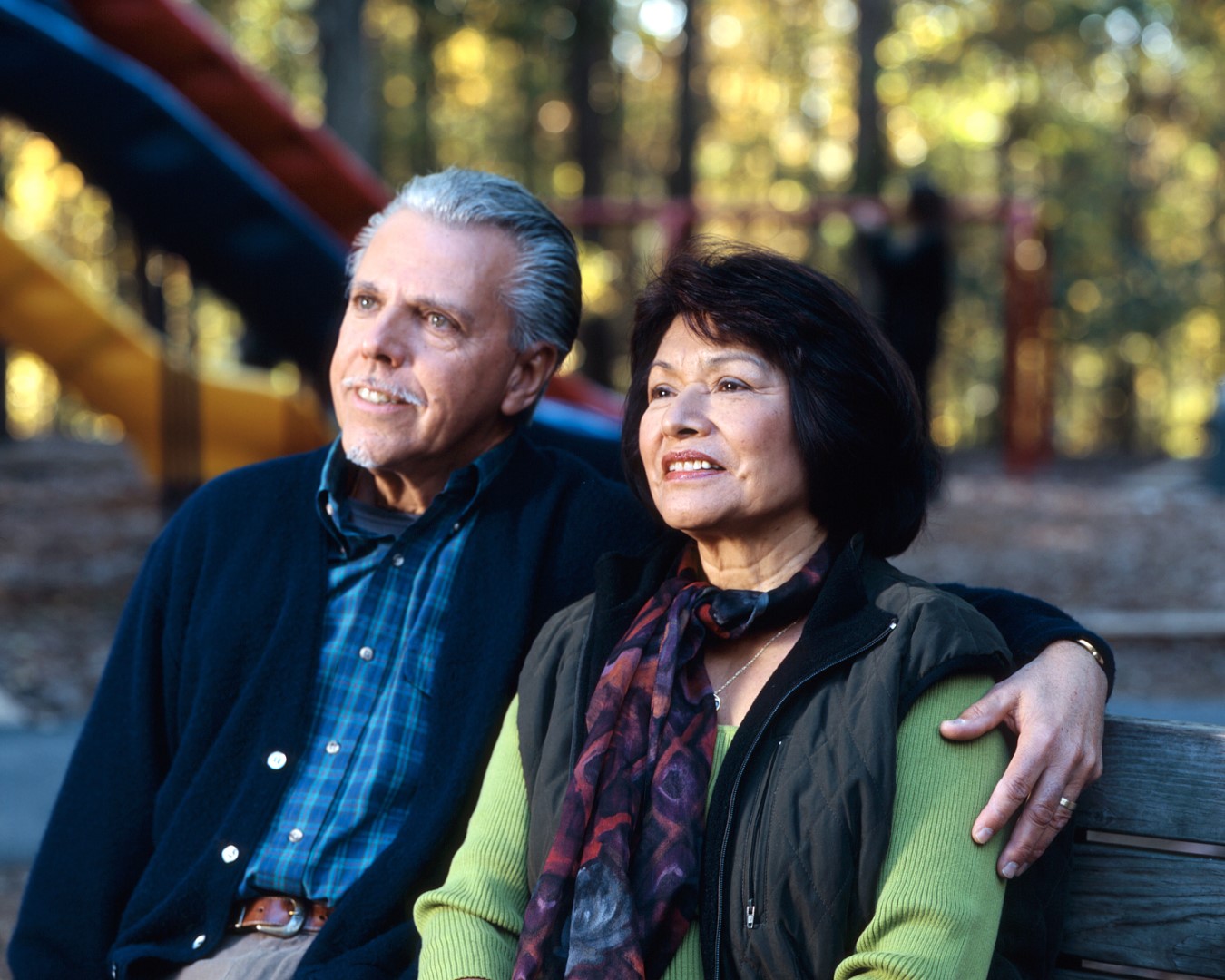 couple_relaxing_in_park